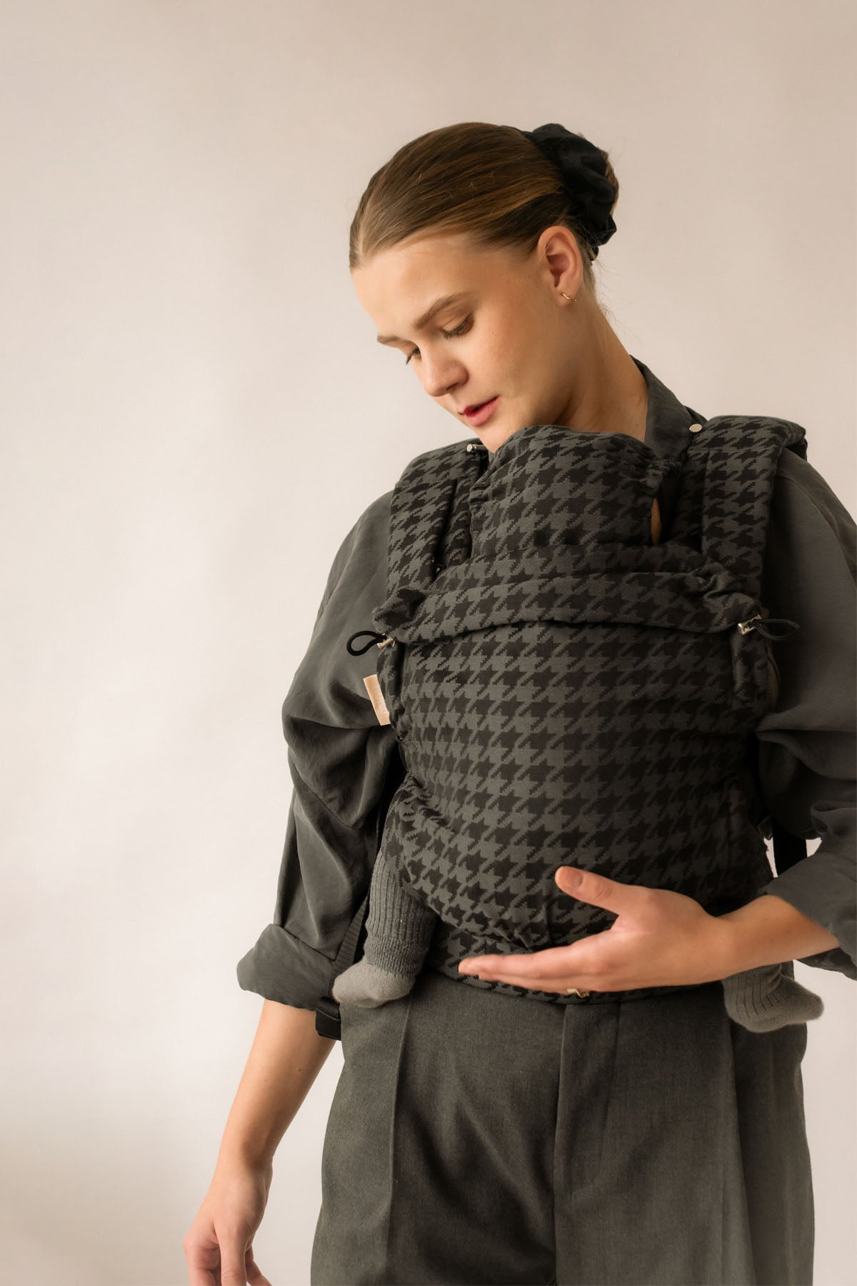 Nosič pre novorodencov v tmavo šedej farbe s kapuckou