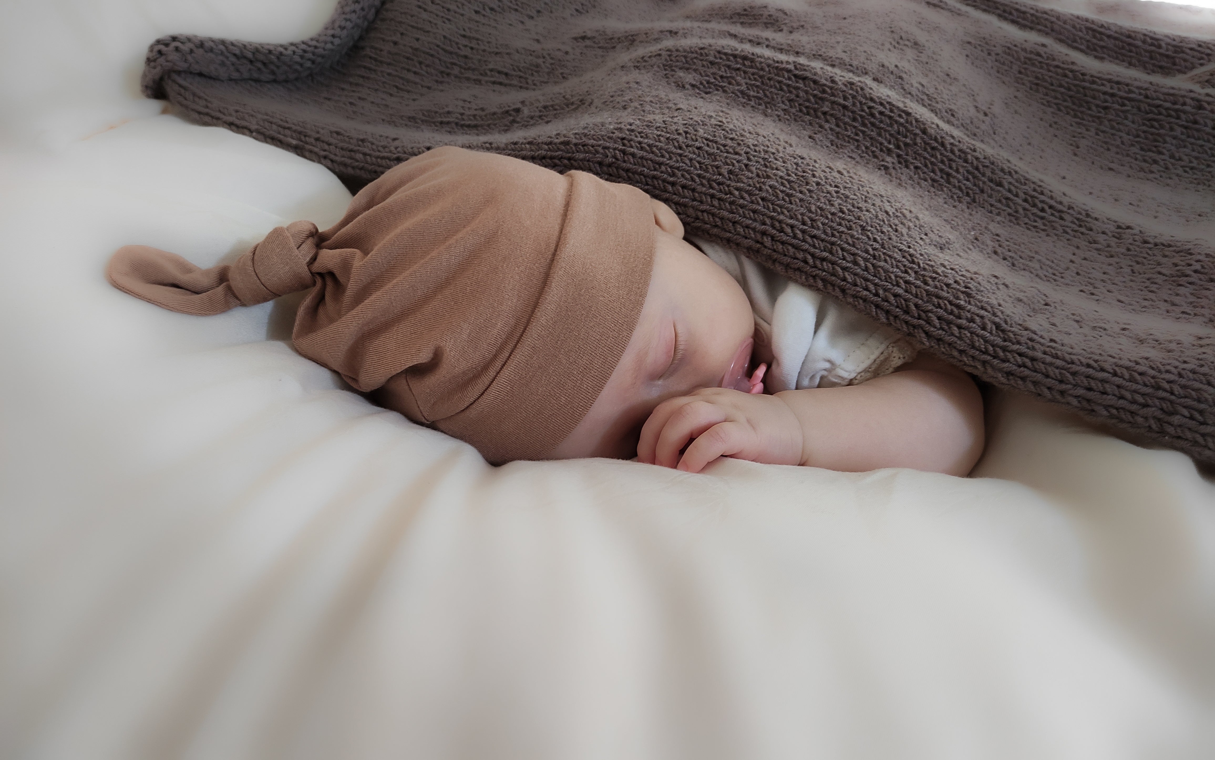 Newborn knot hat